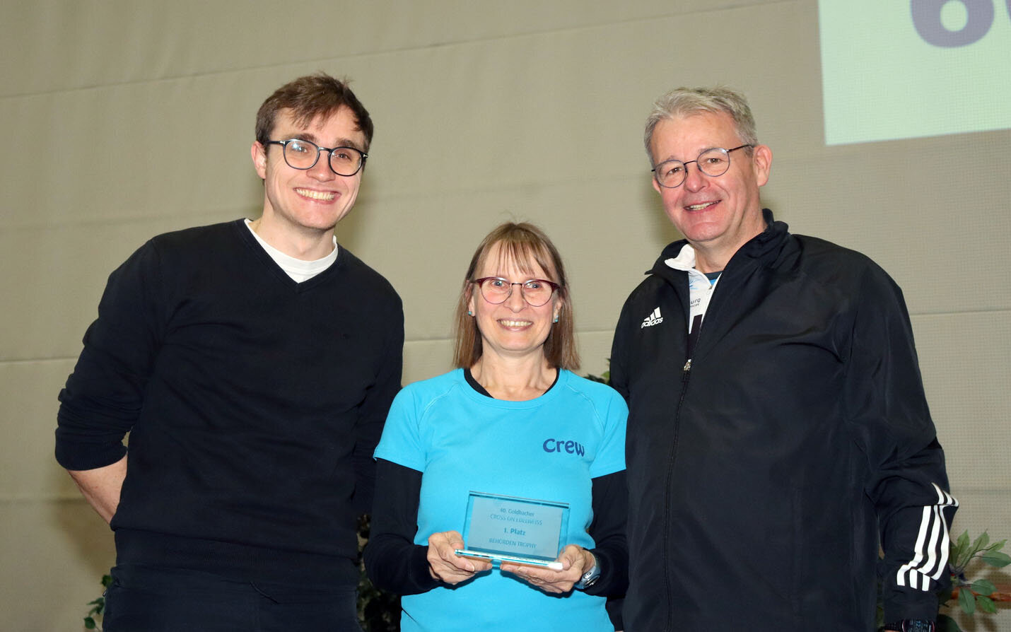 Drei Mitglieder des Laufteams der TH Aschaffenburg mit der Behörden-Trophy in der Hand