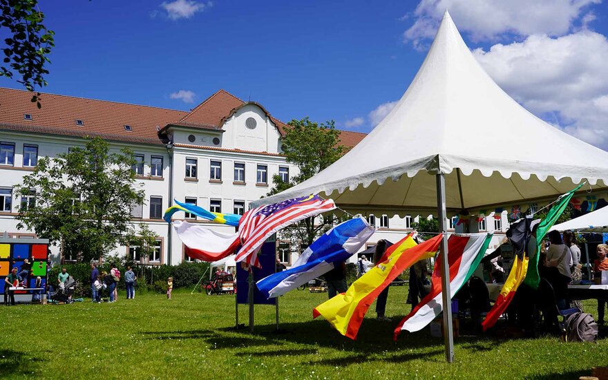 Wehende Länderfahnen auf der Campus Wiese am Open Campus.