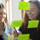 Zwei Studentinnen beschreiben Post its 