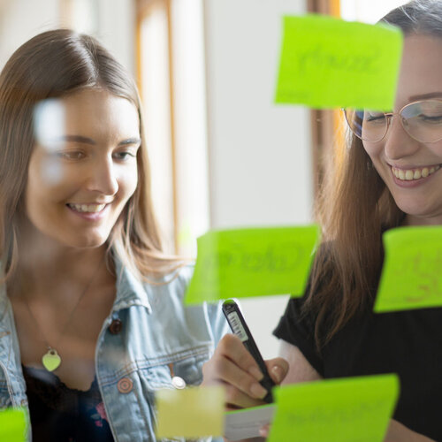 Zwei Studentinnen beschreiben Post its 