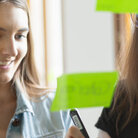 Zwei Studentinnen beschreiben Post its 