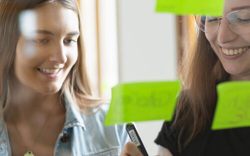 Zwei Studentinnen beschreiben Post its 