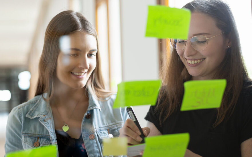 Zwei Studentinnen beschreiben Post its 