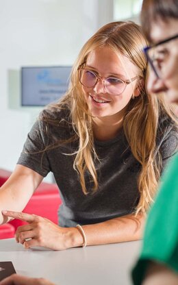 Zwei Frauen an Service-Theke der Bibliothek