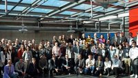 Gruppenfoto mit allen Teilnehmenden im Foyer der Hochschule München unter dem Glasdach