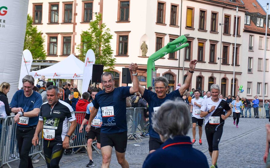 Prof. Dr. Jürgen Vaupel und Prof. Dr.-Ing. Hartmut Bruhm rennen gemeinsam beim Citylauf Aschaffenburg ins Ziel.