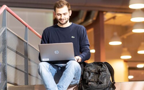 Ein Student der TH AB auf dem Campus in Turku