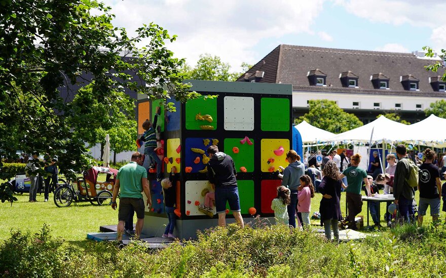 Boulderwürfel auf der Campus Wiese am Open Campus.