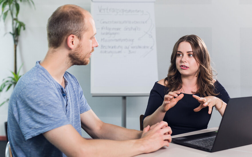 Zwei Personen sprechen über die kooperative Promotion an der TH Aschaffenburg.