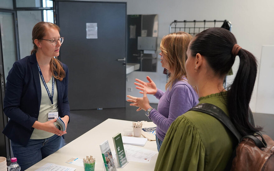 Besucherinnen an einem Stand der TH