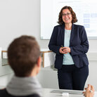 Professorin Victoria Bertels während einer Vorlesung im Studiengang BW KMU.