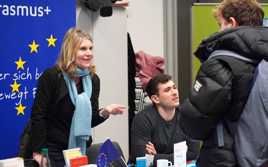 Professorin Angress berät einen Studenten beim International Day