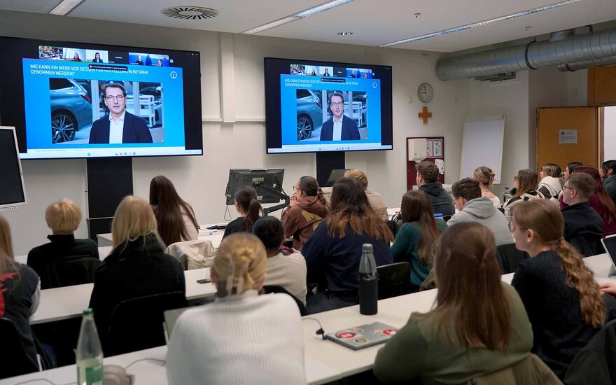 Ein Mann hält einen Vortrag vor Studenten zum Thema praxisorientiertes Studium.