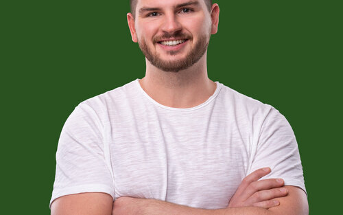 Portraitfoto von Testimonial Nicolas im Studiengang EIT berufsbegleitend.