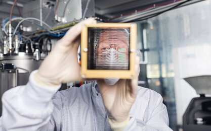 Der Laborleiter des Labors für Beschichtungstechnik schaut durch das Lobster Eye X-ray Telescope.