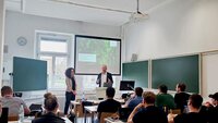 SwissLife Profis teilen ihr Wissen mit Studierenden im Hörsaal