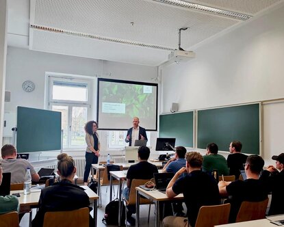 SwissLife Profis teilen ihr Wissen mit Studierenden im Hörsaal