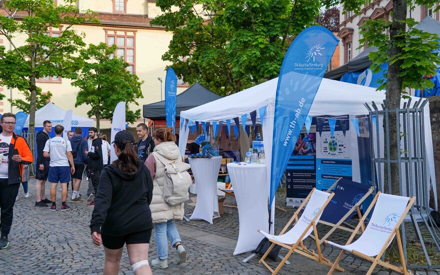 Zu sehen ist der Stand der Technischen Hochschule Aschaffenburg am Citylauf in Aschaffenburg.