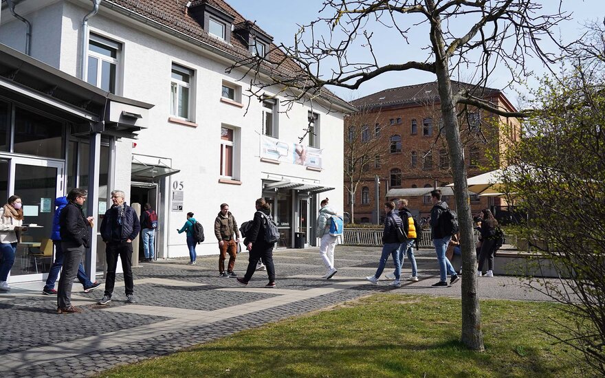 Studierende vor dem Gebäude der Mensa.