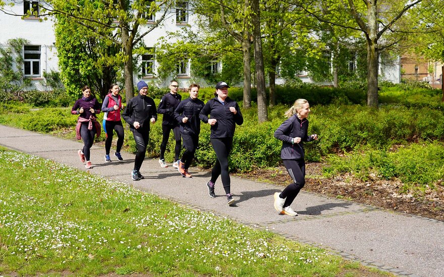 Mehrere Personen joggen am Gesundheitstag über den Campus der TH AB.