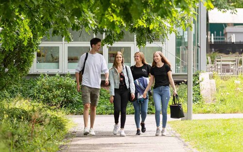 Studierende auf dem Weg über den Campus 1