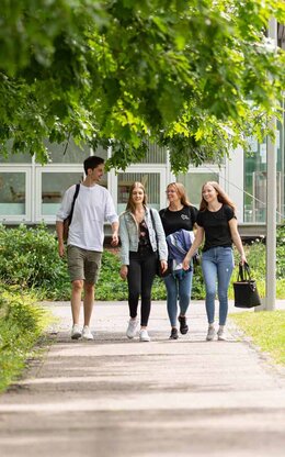 Studierende auf dem Weg über den Campus 1