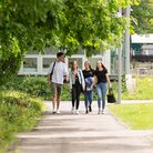 Studierende auf dem Weg über den Campus 1