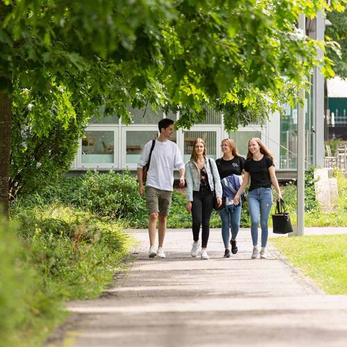 Studierende auf dem Weg über den Campus 1