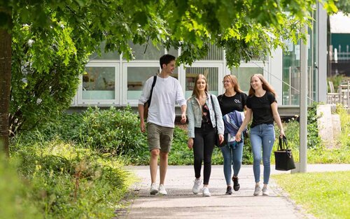 Studierende auf dem Weg über den Campus 1