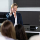 Professorin Verena Rock während einer Vorlesung im Studiengang DIM.
