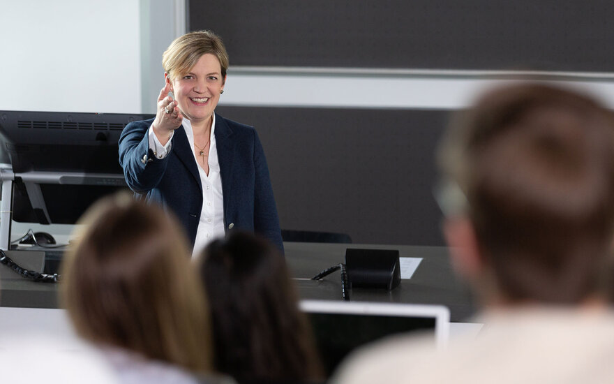 Professorin Verena Rock während einer Vorlesung im Studiengang DIM.