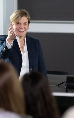 Professorin Verena Rock während einer Vorlesung im Studiengang DIM.