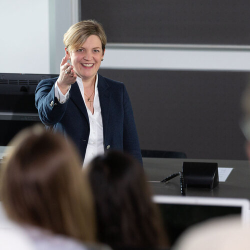 Professorin Verena Rock während einer Vorlesung im Studiengang DIM.