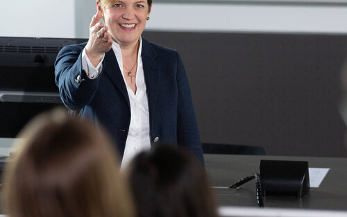 Professorin Verena Rock während einer Vorlesung im Studiengang DIM.