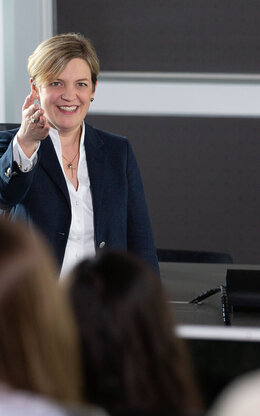 Professorin Verena Rock während einer Vorlesung im Studiengang DIM.