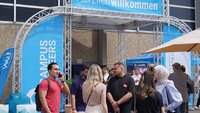 Viele Menschen stehen vor dem Eingang der Campus Careers.