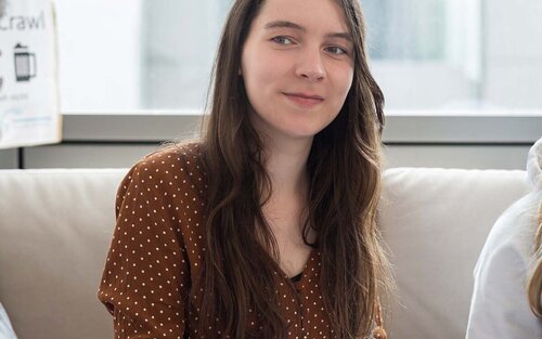 Studentin Laura Mack im SV-Zimmer