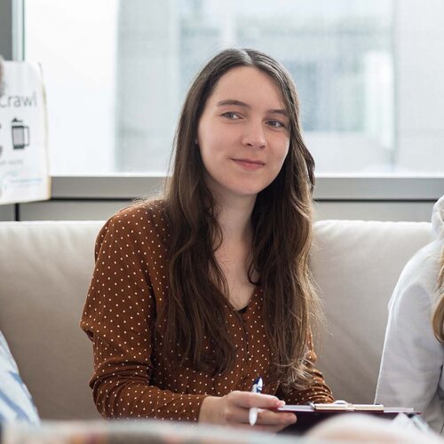 Studentin Laura Mack im SV-Zimmer