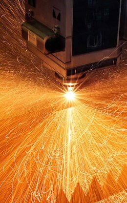 Funken eines Lasers für die Materialbearbeitung.