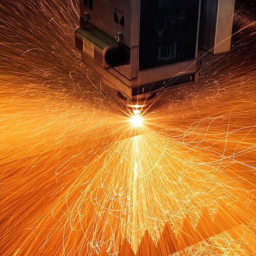 Funken eines Lasers für die Materialbearbeitung.