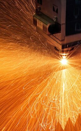 Funken eines Lasers für die Materialbearbeitung.