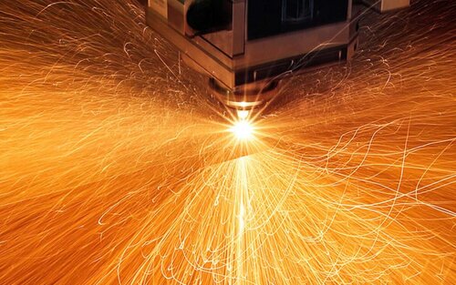 Funken eines Lasers für die Materialbearbeitung.