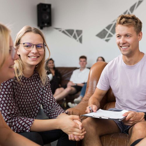 Studierende der Studentenvertretung sitzen zusammen und lachen