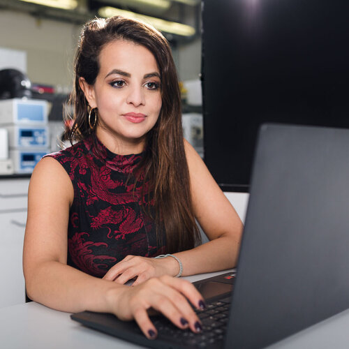 Eine Promovendin sitzt am Laptop und arbeitet im BioMEMS Lab der TH Aschaffenburg.