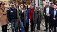 Gruppenbild mit allen am dima-Projekt Beteiligten vor der E-Bike-Ladestation