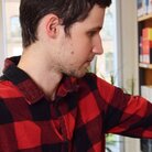 Student greift in Bücherregal in Bibliothek 