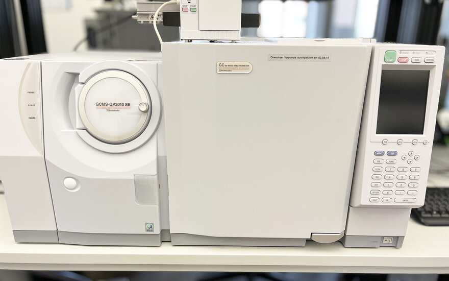 Gaschromatograph GC-MS im Labor für Materialtechnologien.