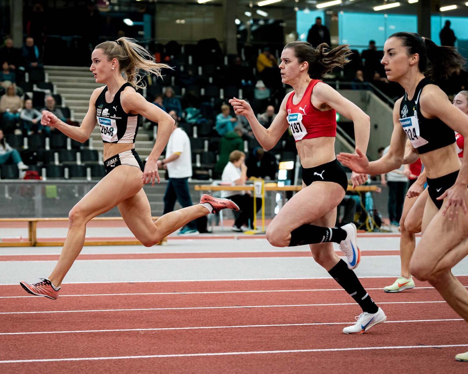 Antonia Dellert während ihres Sprints auf der Bahn vor drei anderen Läuferinnen