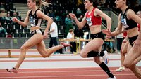 Antonia Dellert während ihres Sprints auf der Bahn vor drei anderen Läuferinnen