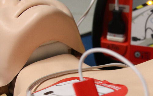 Practi-Man Dummy für Erste Hilfe-Übungen mit mobilem Defibrillator